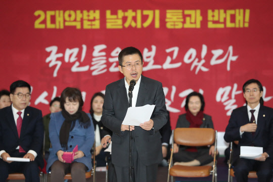 황교안 자유한국당 대표가 16일 국회 로텐더홀에서 열린 최고위원회의에서 발언을 하고 있다. 연합뉴스